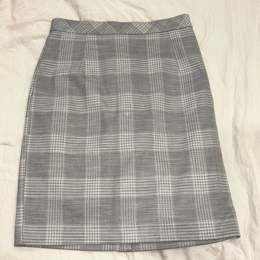 Worn twice. H&M skirt. Size 4. Good condition. Zipper has no issues.